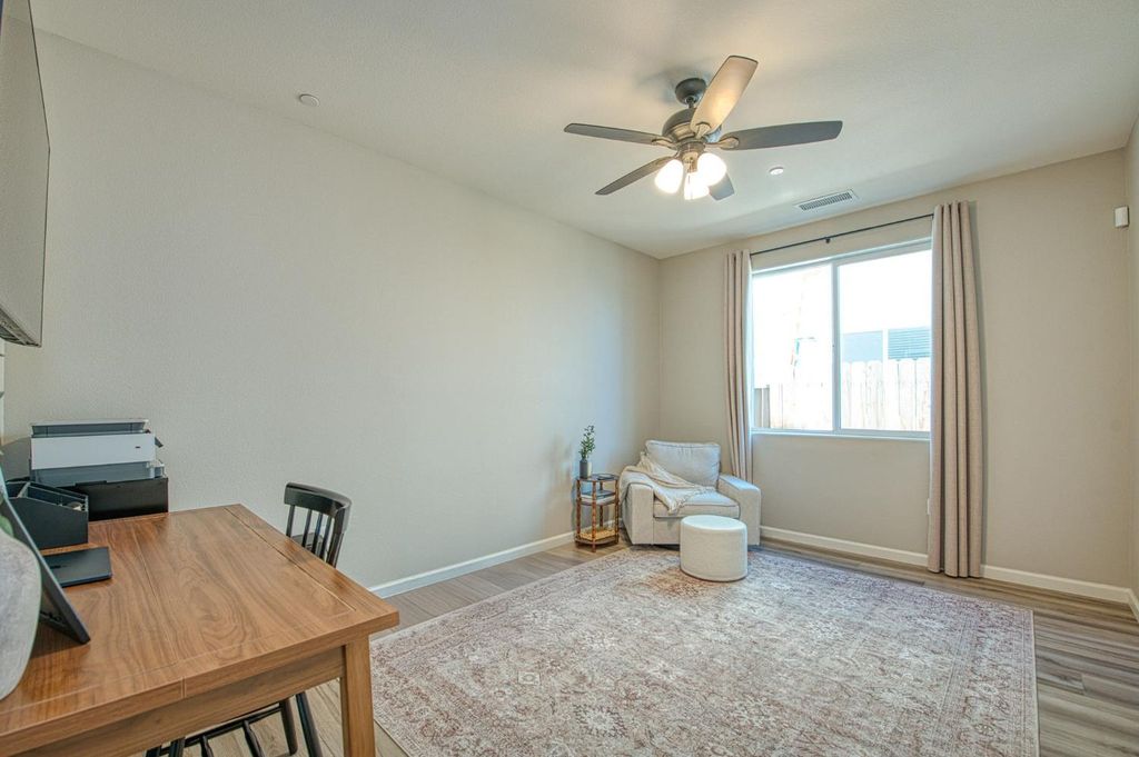 Image 9 of property listing at 1275 Traverse Drive S, Madera, CA 93636