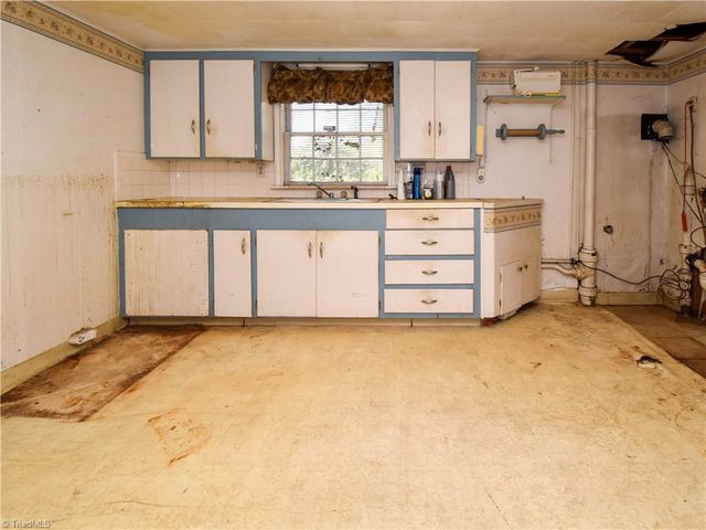 1420 Waybridge Lane, Winston-salem, NC 27103