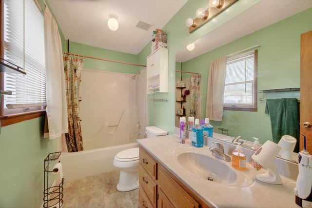 206 Meadowmere Court, Lebanon, MO 65536