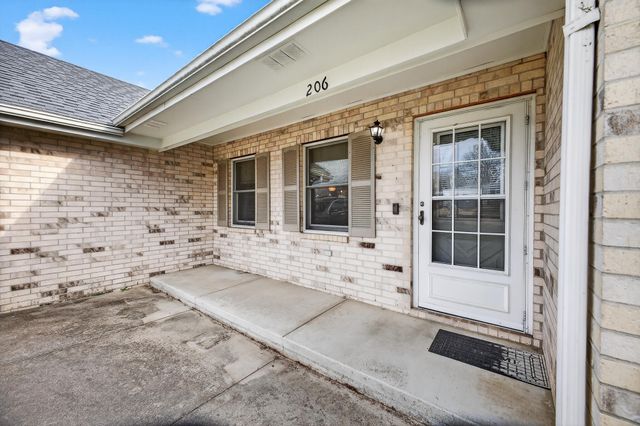 206 Meadowmere Court, Lebanon, MO 65536