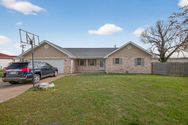 206 Meadowmere Court, Lebanon, MO 65536