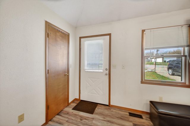 206 Meadowmere Court, Lebanon, MO 65536