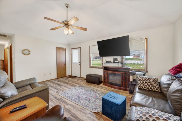 206 Meadowmere Court, Lebanon, MO 65536