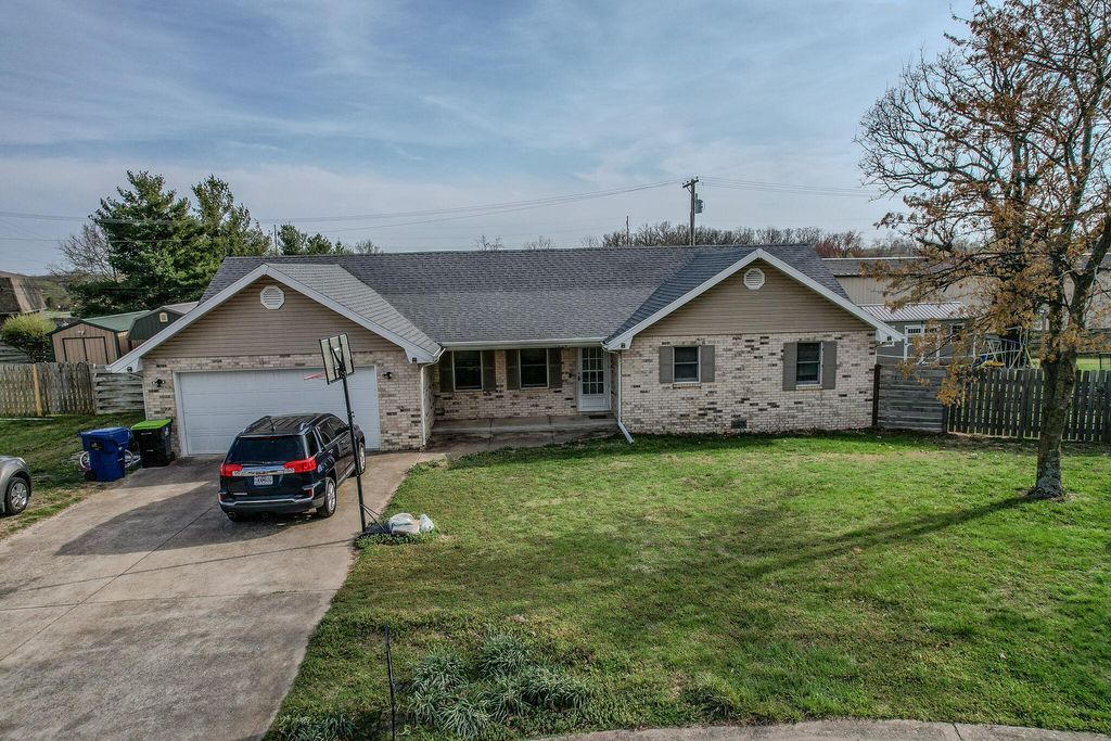 206 Meadowmere Court, Lebanon, MO 65536