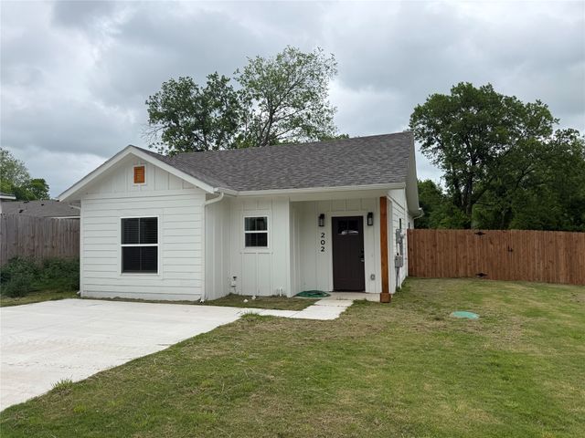 202 Pine Street, Bonham, TX 75418