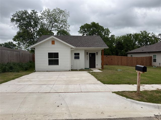 202 Pine Street, Bonham, TX 75418