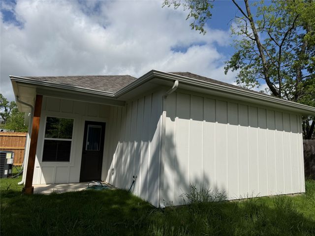 202 Pine Street, Bonham, TX 75418