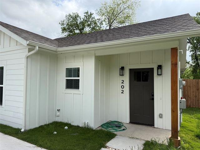 202 Pine Street, Bonham, TX 75418