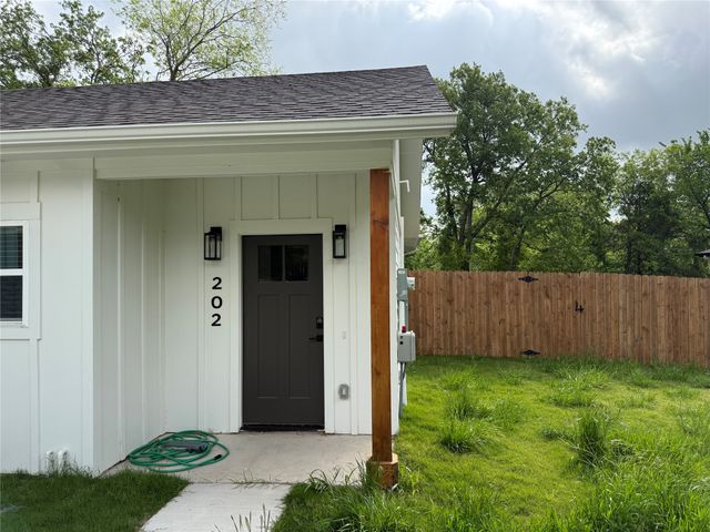 202 Pine Street, Bonham, TX 75418