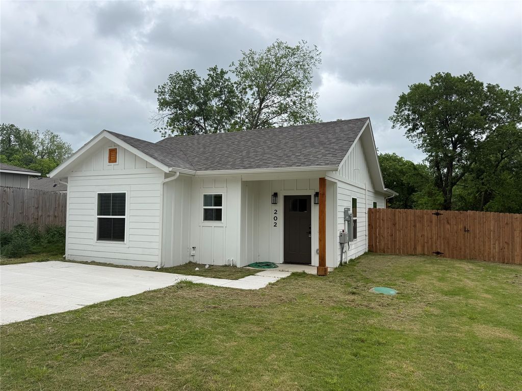 202 Pine Street, Bonham, TX 75418