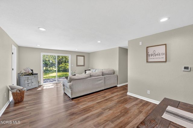 22280 W Hellwig Road, Genoa, OH 43430