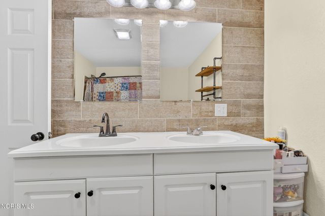 22280 W Hellwig Road, Genoa, OH 43430
