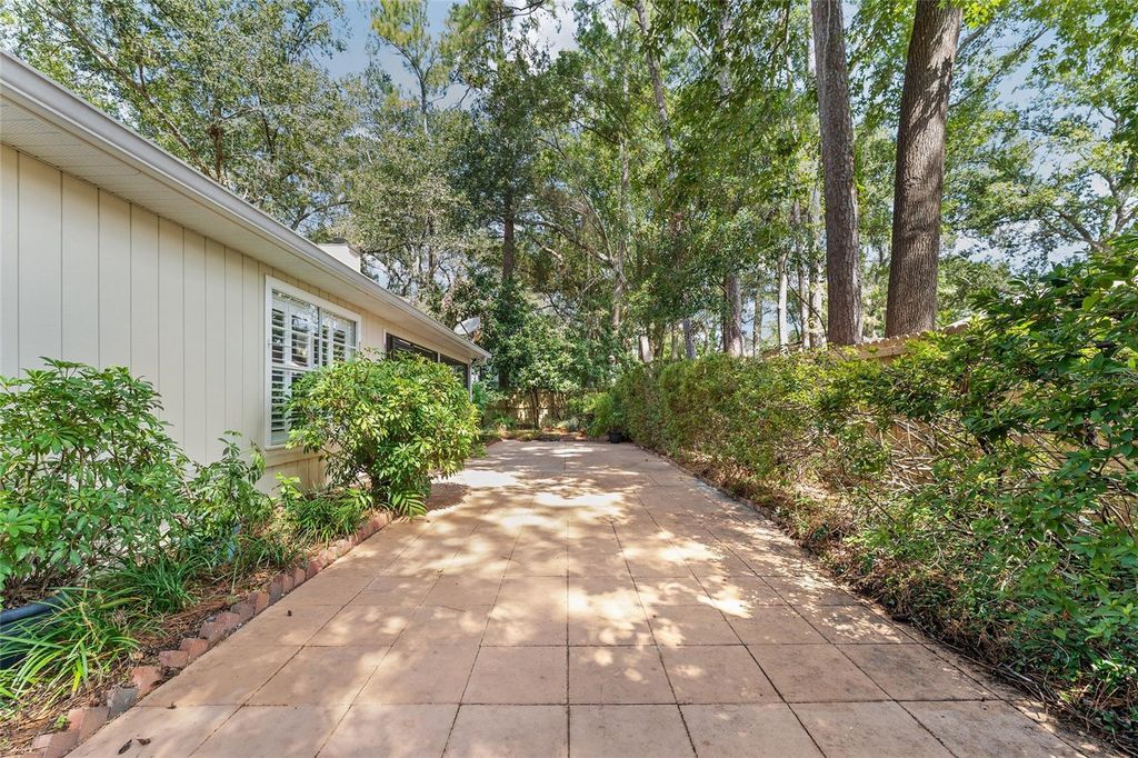 Image 41 of property listing at 4031 NW 34TH DRIVE, Gainesville, FL 32605