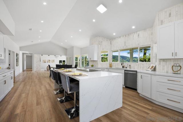 1112 Starview Dr, Vista, CA 92084