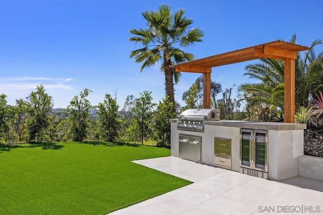 1112 Starview Dr, Vista, CA 92084