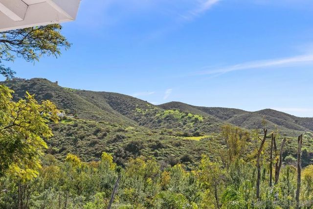 1112 Starview Dr, Vista, CA 92084