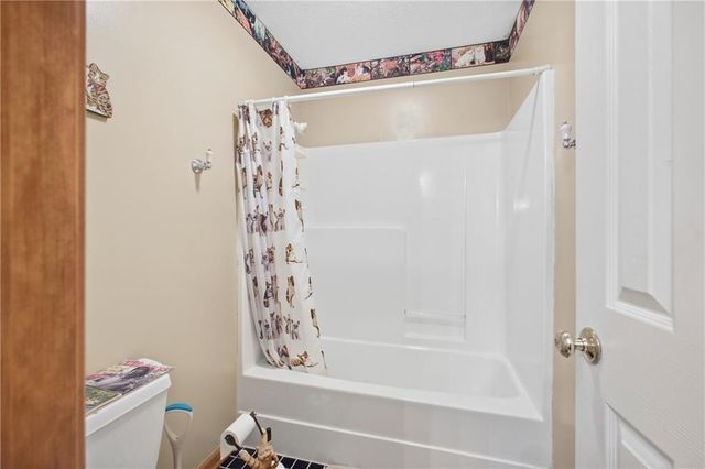 502 NE Fox Trail Drive, Blue Springs, MO 64014