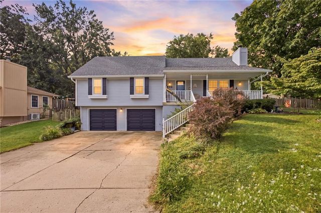 502 NE Fox Trail Drive, Blue Springs, MO 64014