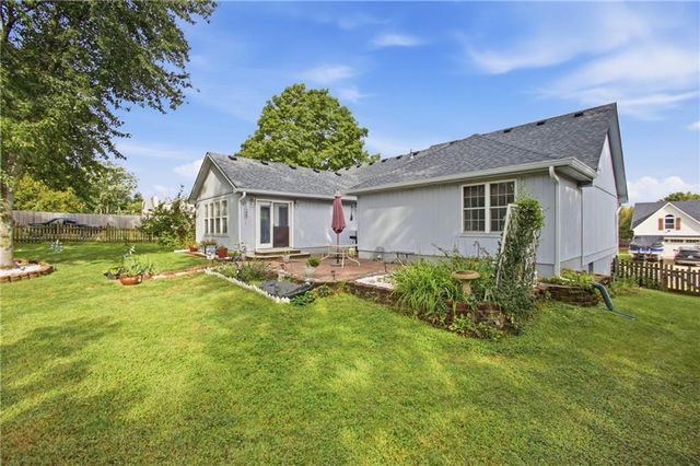 502 NE Fox Trail Drive, Blue Springs, MO 64014
