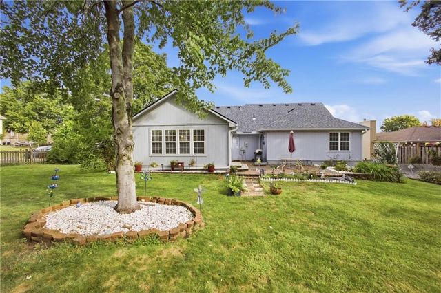 502 NE Fox Trail Drive, Blue Springs, MO 64014