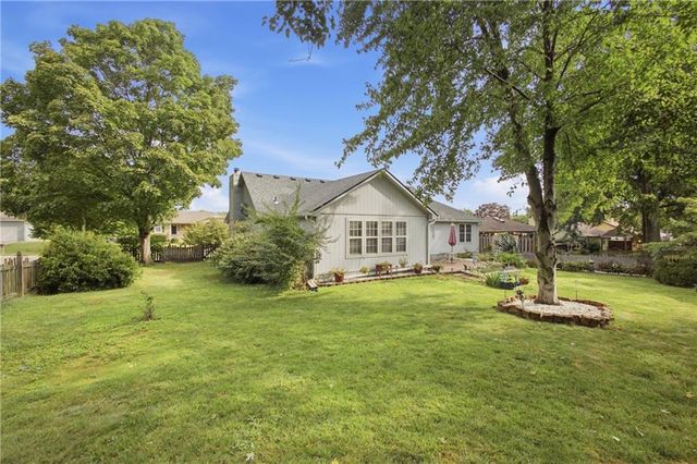 502 NE Fox Trail Drive, Blue Springs, MO 64014