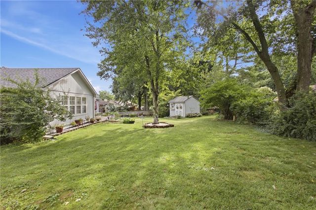 502 NE Fox Trail Drive, Blue Springs, MO 64014