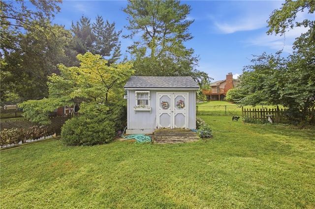 502 NE Fox Trail Drive, Blue Springs, MO 64014