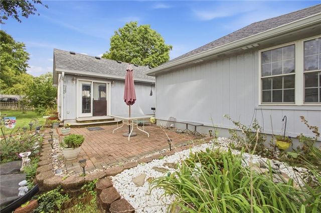 502 NE Fox Trail Drive, Blue Springs, MO 64014