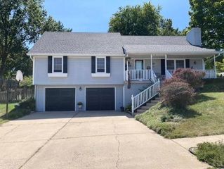 502 NE Fox Trail Drive, Blue Springs, MO 64014