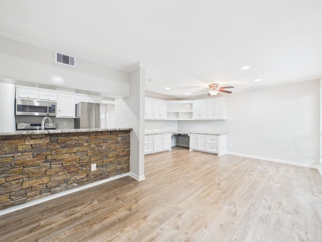 5333 Richmond Avenue 11, Houston, TX 77056