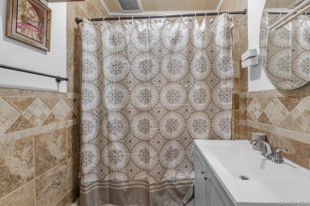 60-09 69th Place, Maspeth, NY 11378