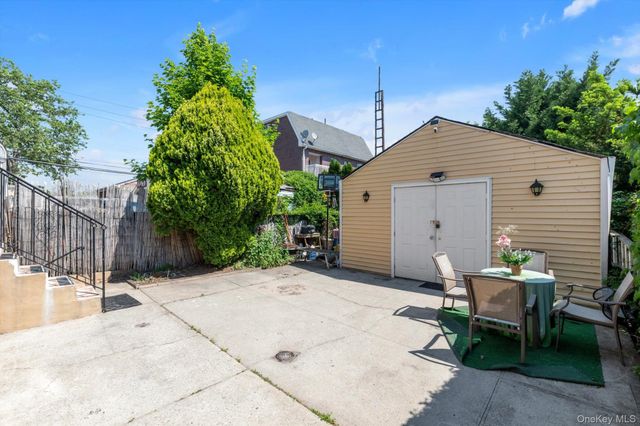60-09 69th Place, Maspeth, NY 11378