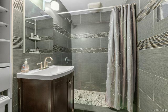 60-09 69th Place, Maspeth, NY 11378