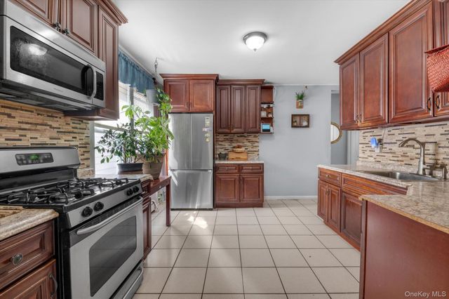 60-09 69th Place, Maspeth, NY 11378