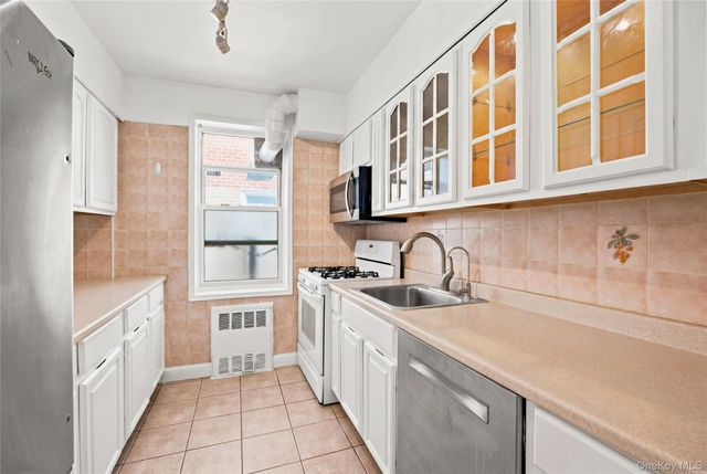 72-10 112 Street 6G, Forest Hills, NY 11375