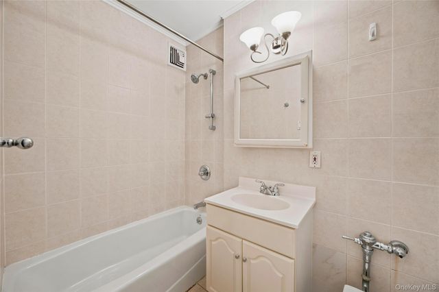 72-10 112 Street 6G, Forest Hills, NY 11375