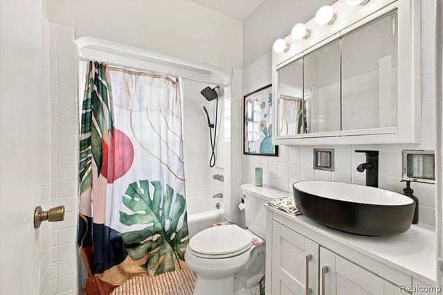 31 W Granet Avenue, Hazel Park, MI 48030