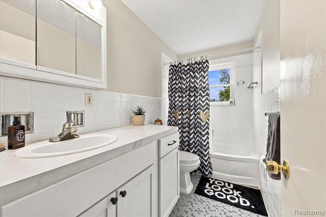 31 W Granet Avenue, Hazel Park, MI 48030