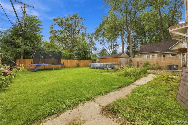 31 W Granet Avenue, Hazel Park, MI 48030