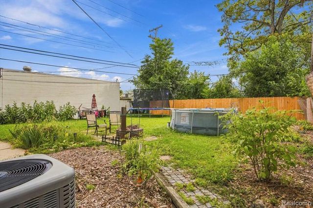 31 W Granet Avenue, Hazel Park, MI 48030