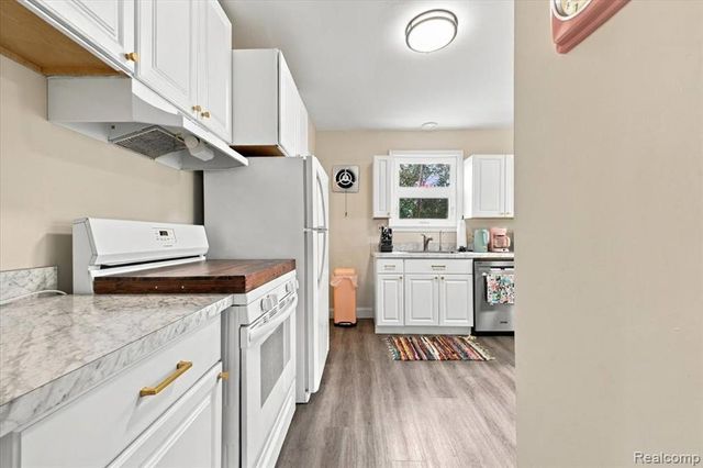 31 W Granet Avenue, Hazel Park, MI 48030
