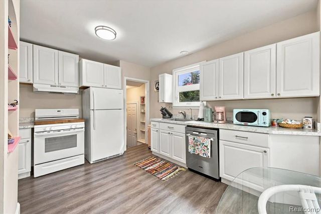 31 W Granet Avenue, Hazel Park, MI 48030