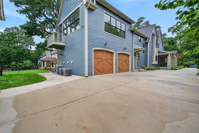 6421 Bentley Avenue, Willowbrook, IL 60527