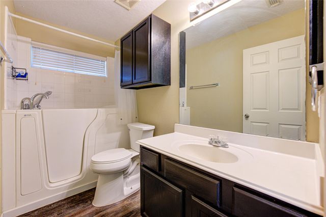 233 Lake Estates Drive, Montgomery, TX 77356