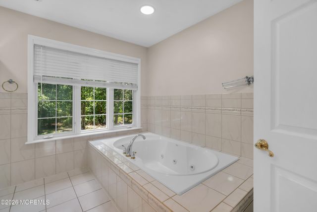 15 Susie Lane, Jackson, NJ 08527