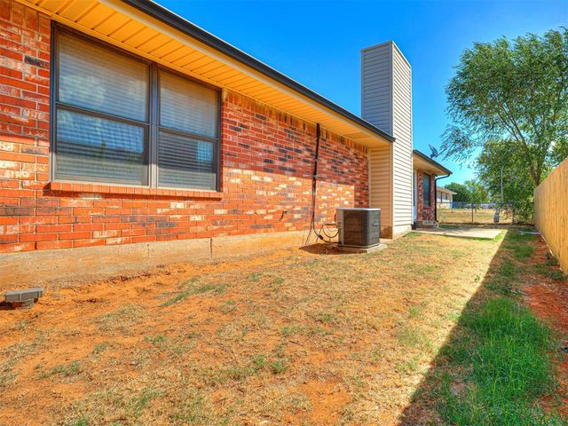 8712 Oakridge Drive, Midwest City, OK 73110