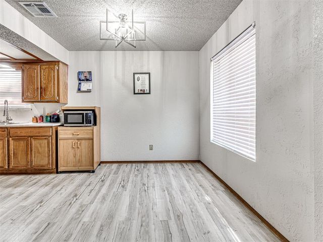 8712 Oakridge Drive, Midwest City, OK 73110