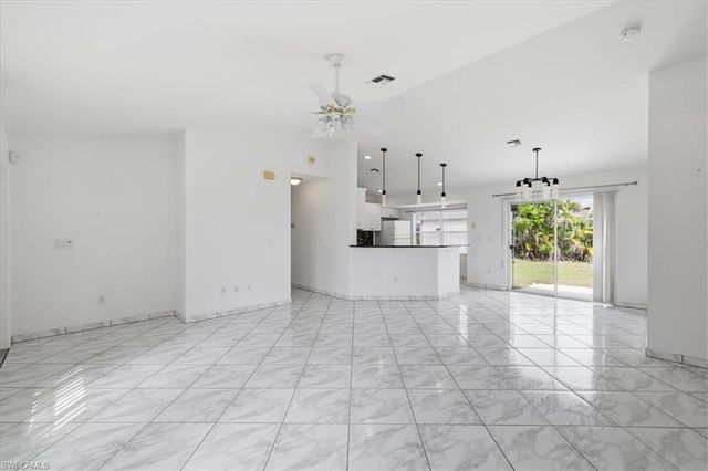 827 SW 29th TER, Cape Coral, FL 33914