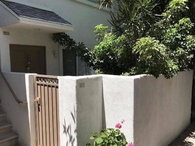 18555 Collins Street C8, Tarzana, CA 91356