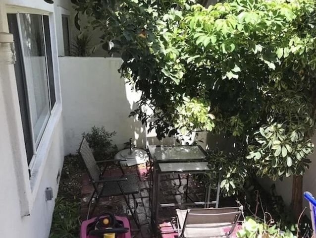 18555 Collins Street C8, Tarzana, CA 91356